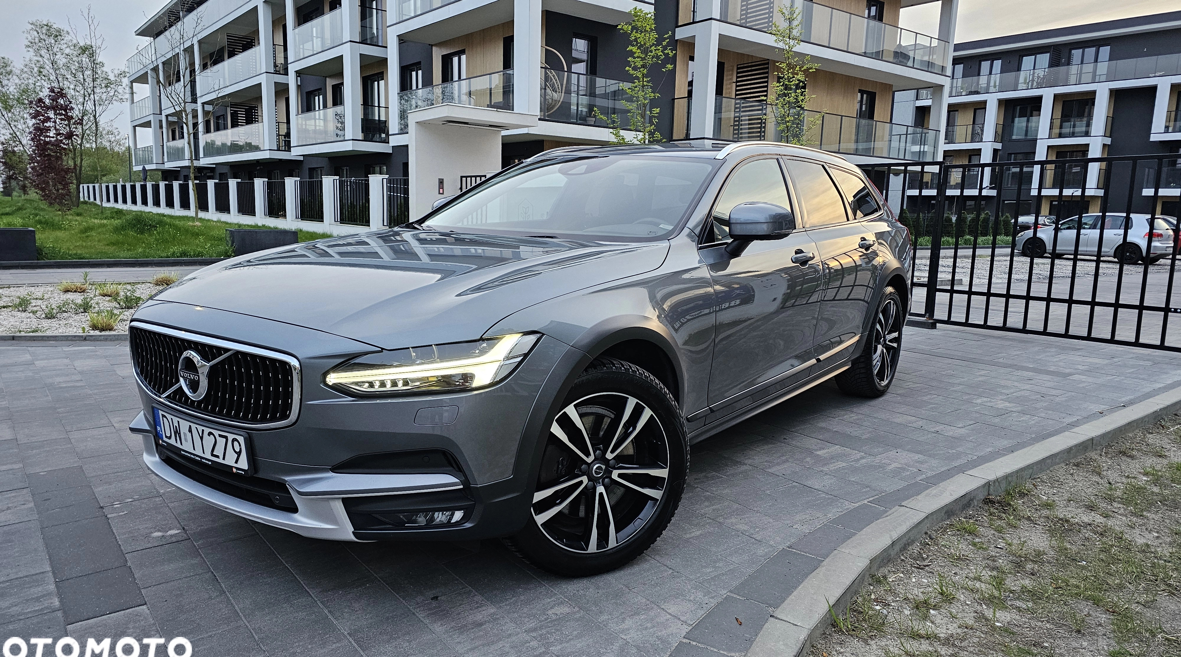 Volvo V90 Cross Country cena 97900 przebieg: 261000, rok produkcji 2018 z Pabianice małe 121